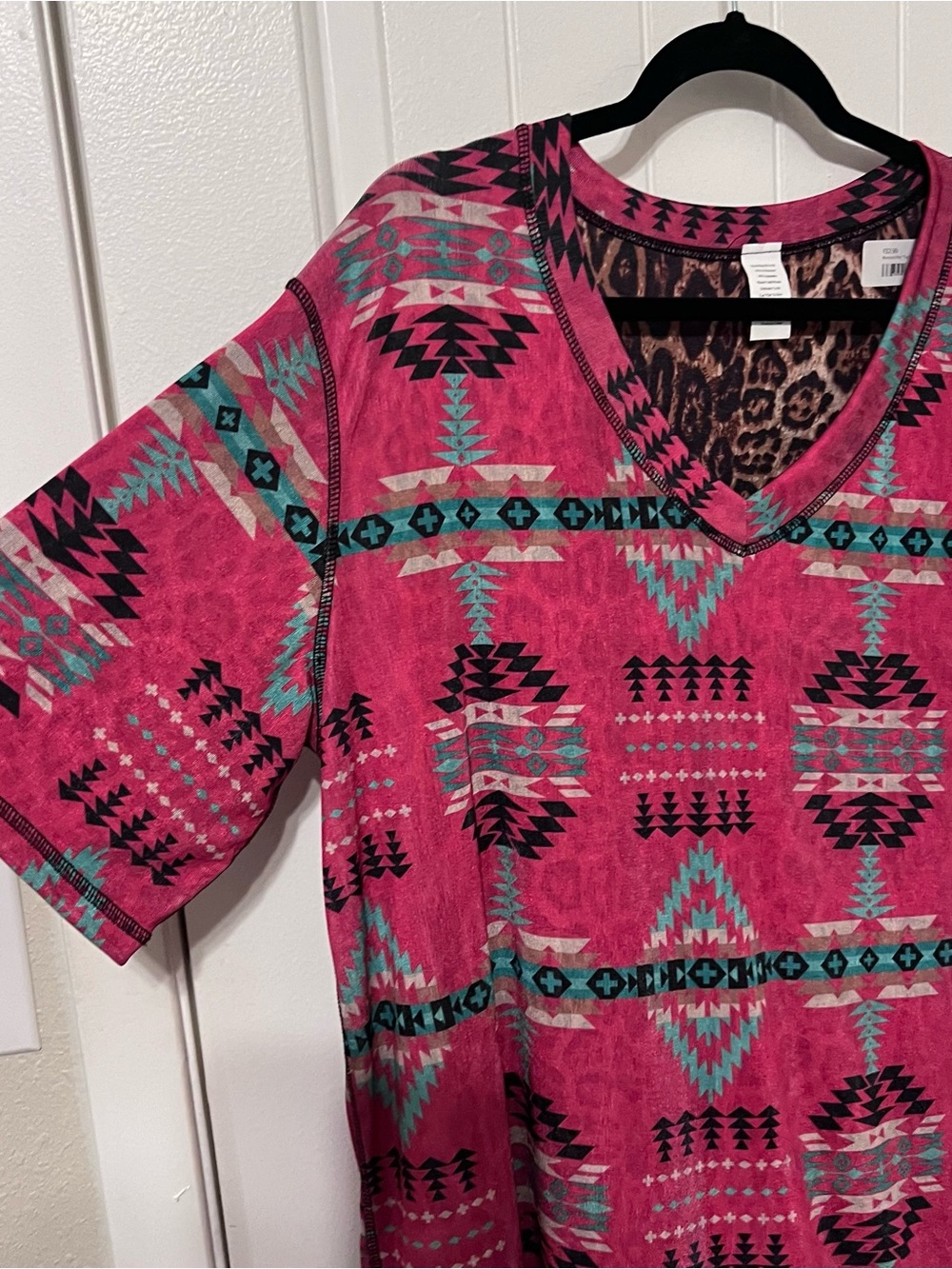 Sterling Kreek Pink Aztec/Leopard Reversible V-Neck 2X - Picture 4 of 10
